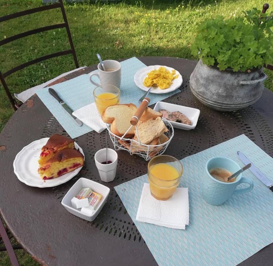 Gîte Au petit bonheur Chateldon Extérieur photo