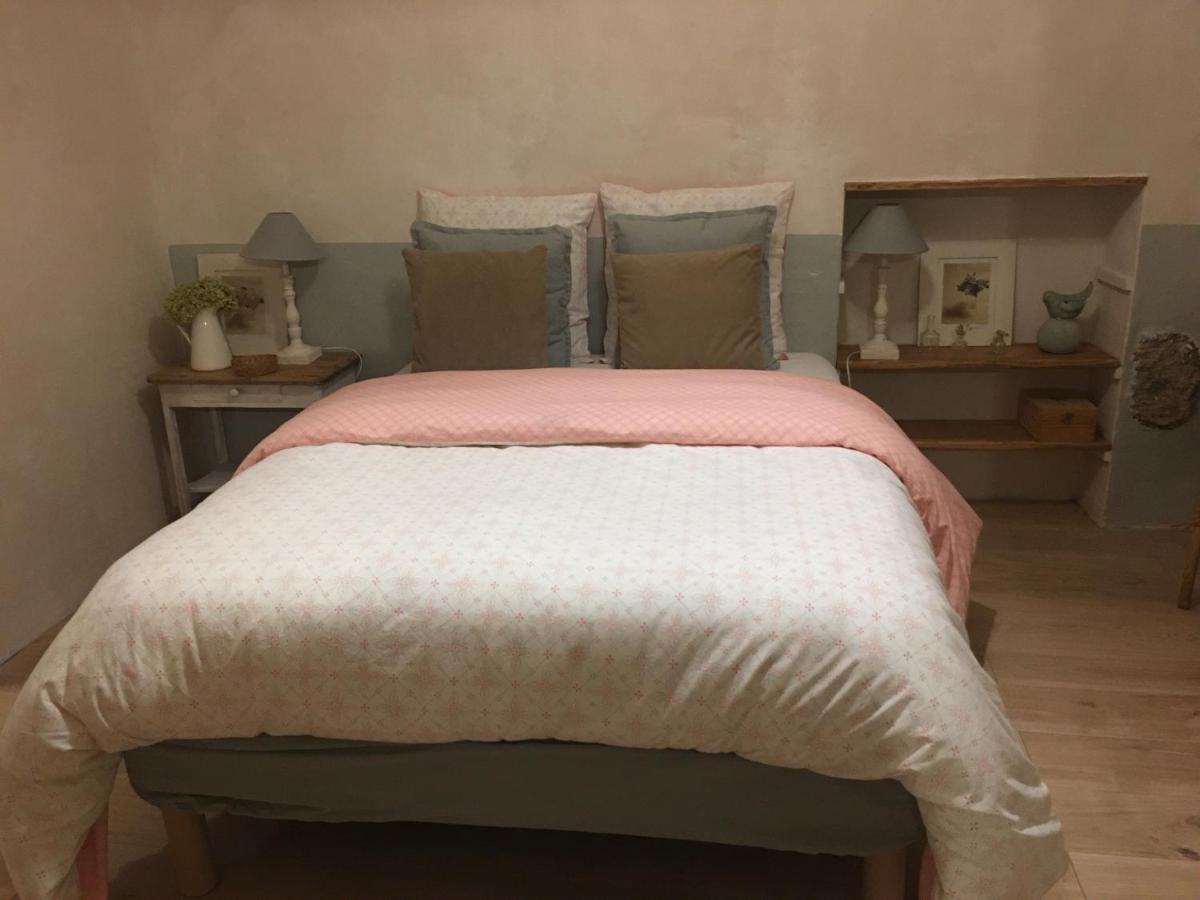 Gîte Au petit bonheur Chateldon Extérieur photo